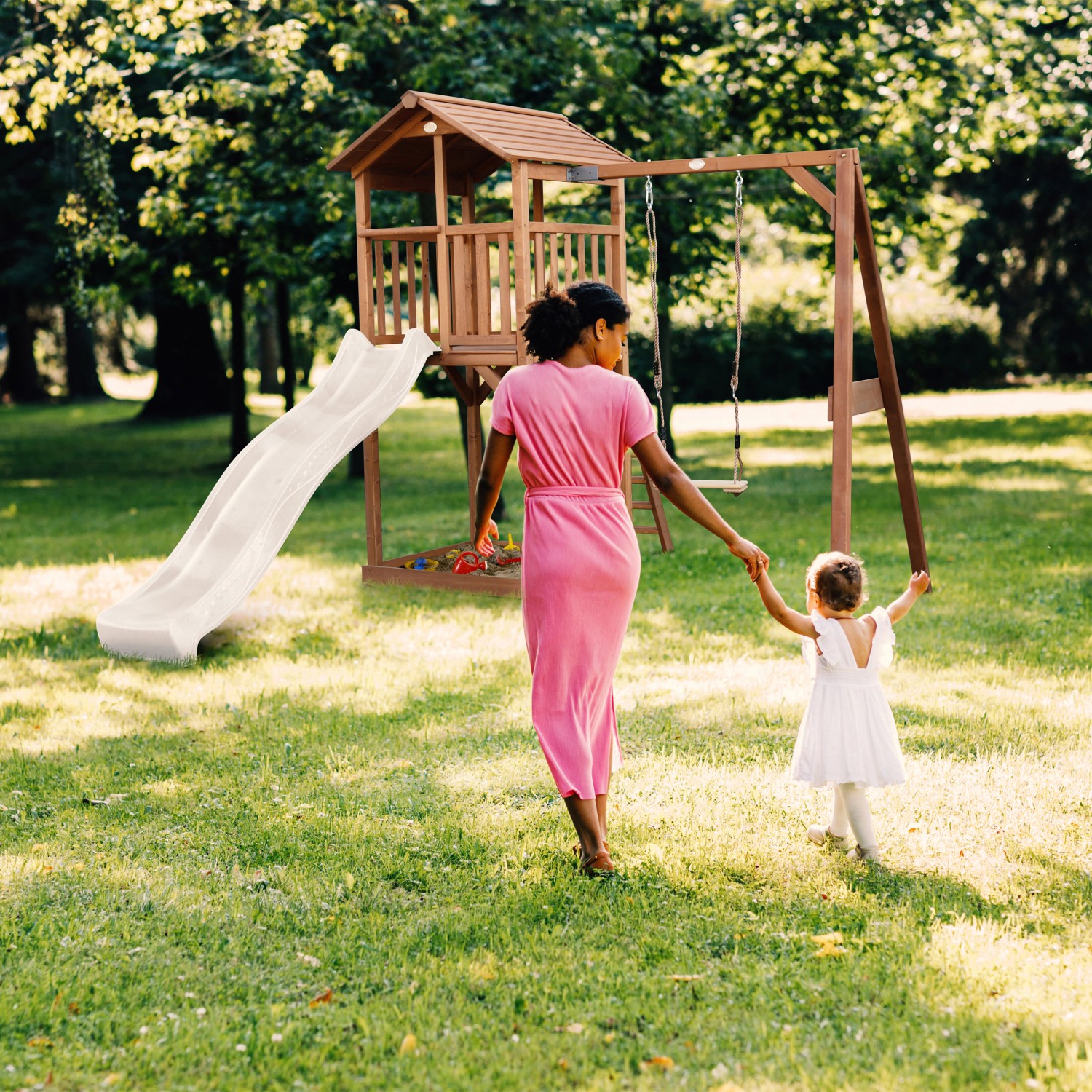 Axi Beach Tower Spielturm mit Einzelschaukel Braun und Weißer Rutsche