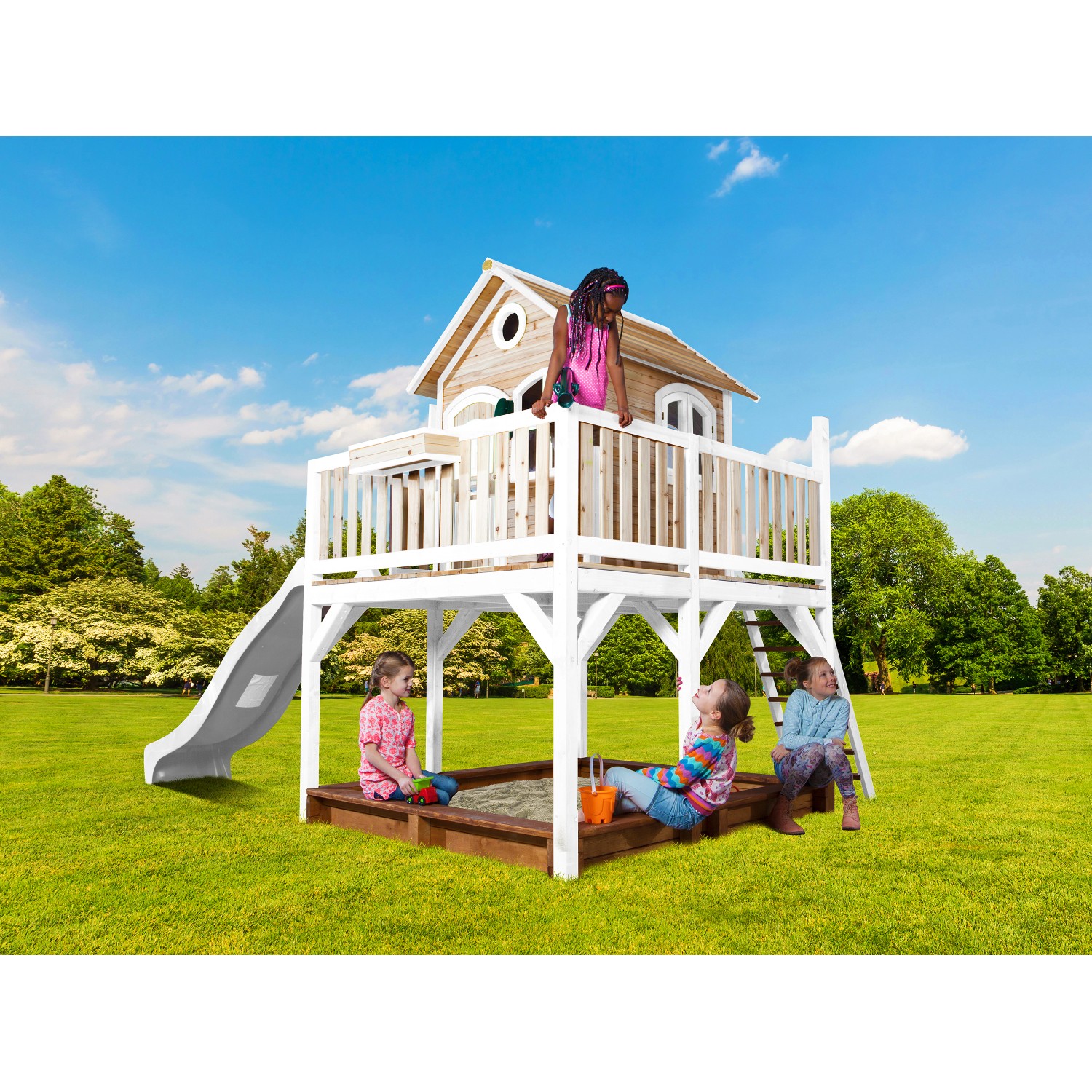Axi Liam Spielhaus Braun - Weiß mit Weißer Rutsche 255 x 377 x 291 cm