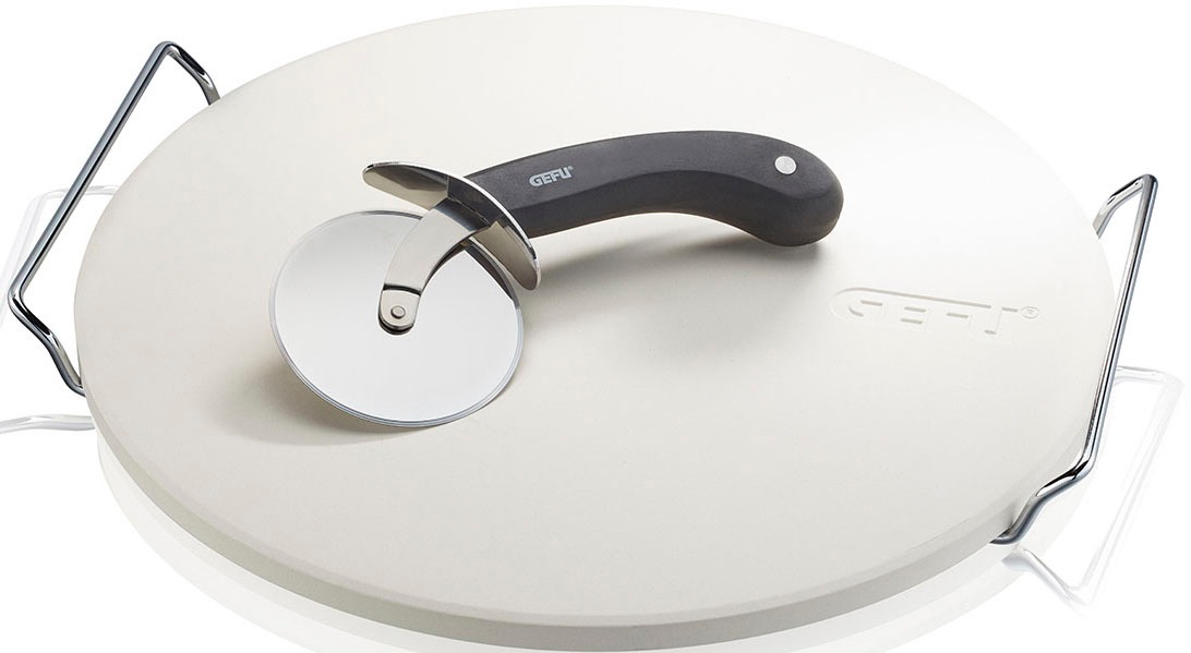 GEFU Pizzastein »+ Pizzaschneider DARIOSO« Edelstahl Keramik Kunststoff Set, Pizzastein mit Gestell, rund + Pizzaschneider, 2 Stk. tlg. speichert die Hitze gleichmäßig und über einen langen Zeitraum