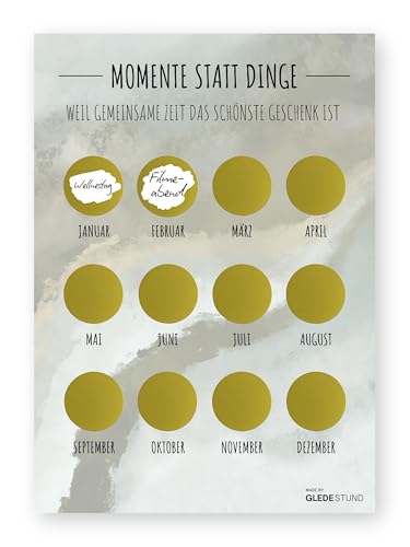 GLEDESTUND „Momente statt Dinge“ – Gutschein-Kalender DIN A4 mit 12 goldenen Rubbelstickern | Zeit statt Zeug Geschenk | Date-Kalender für Paare & Freunde | Ganzjährig, personalisierbar (Salbeigrau)