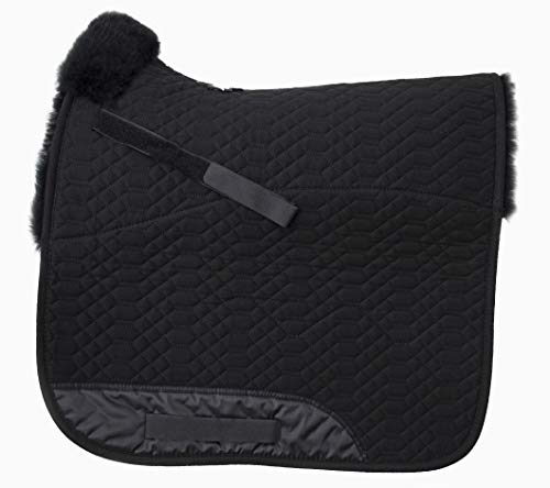 Engel Reitsport | SCHABRA1-D-SCH-SCH | Schabracke | Steppstoff | Lammfell im Sattelbereich | Half Lined | Fellkranz vorne | Dressur | Stoff schwarz Fell schwarz